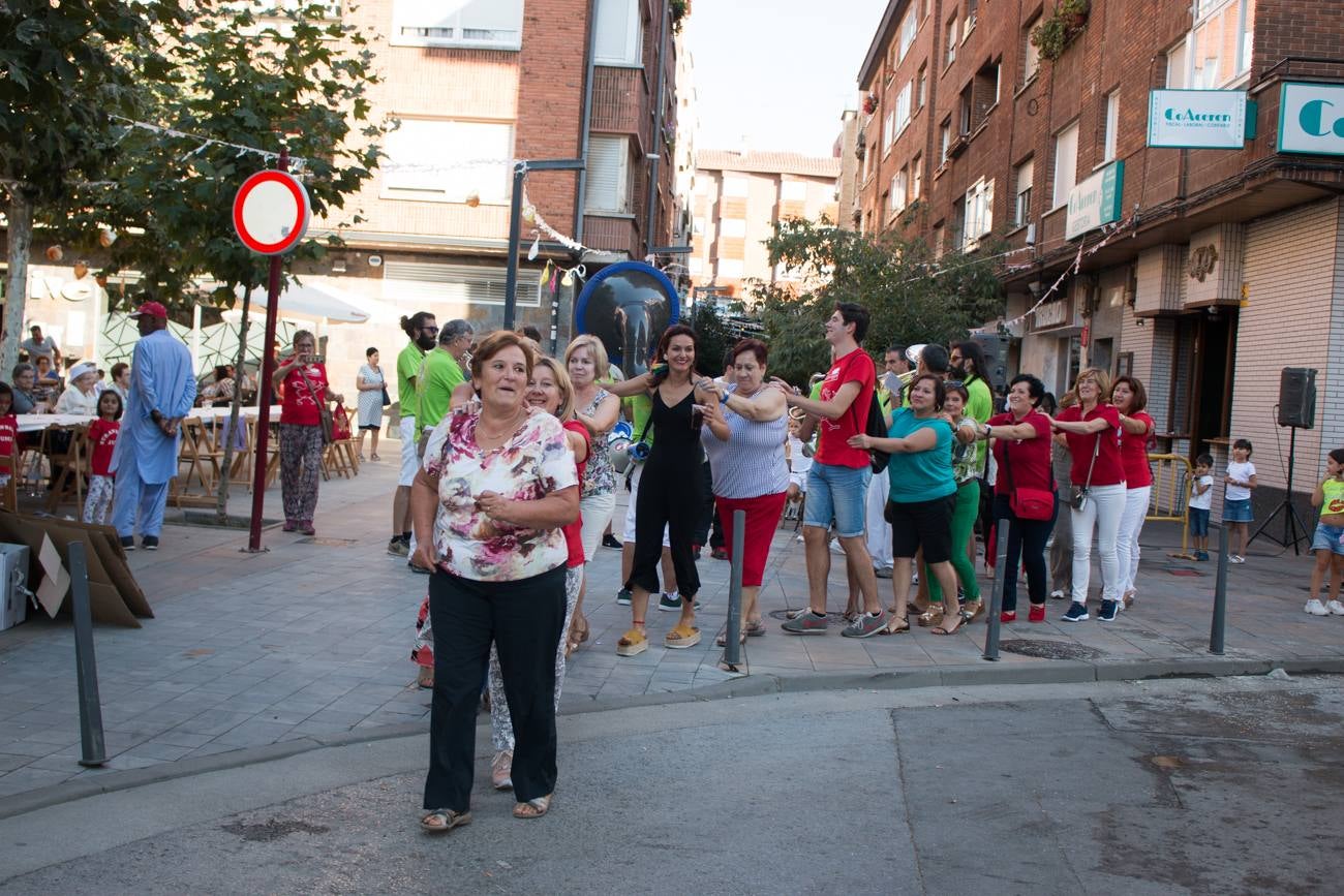 Comida popular 'Paella.. pa todos', que ha reunido en las calles Madrid y Román Gimeno, de Santo Domingo de la Calzada, a 650 personas.