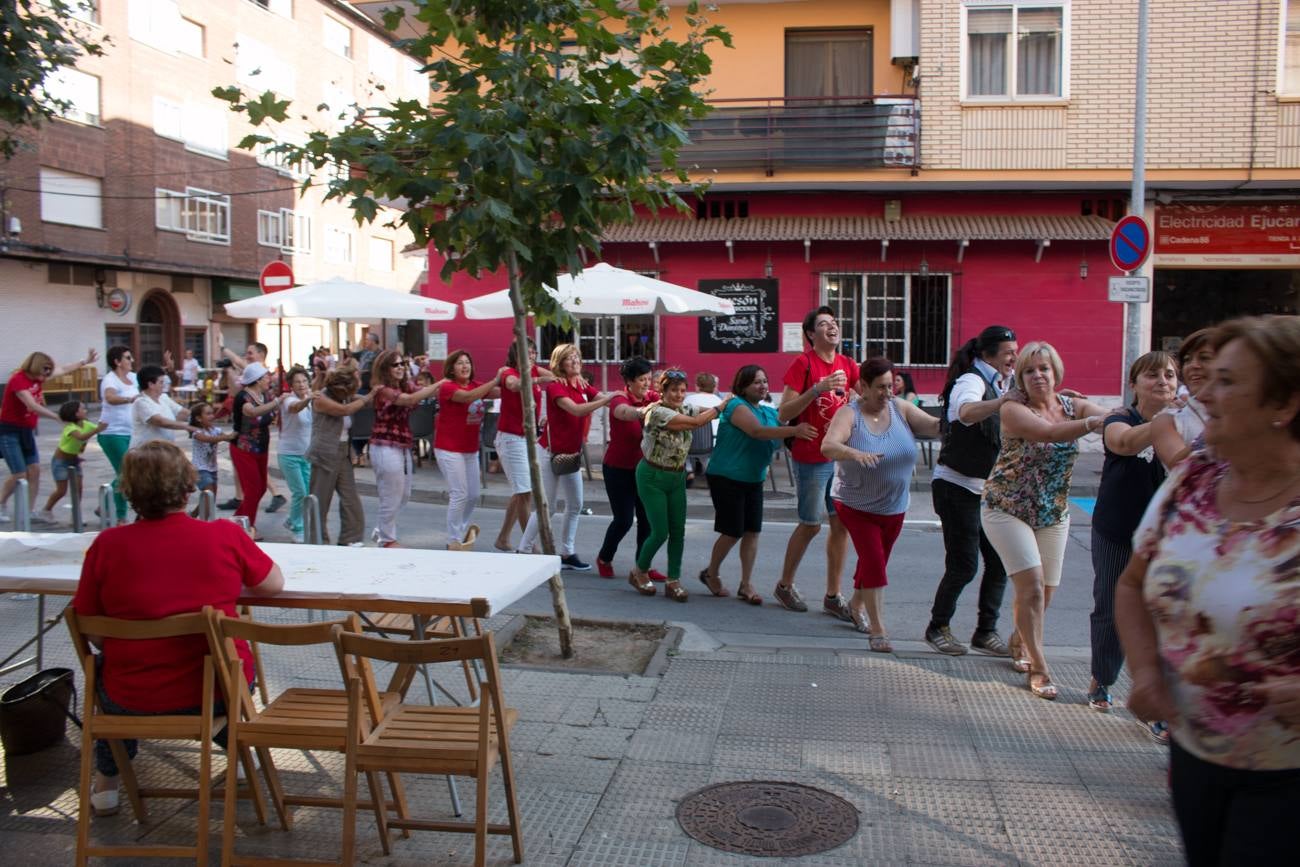 Comida popular 'Paella.. pa todos', que ha reunido en las calles Madrid y Román Gimeno, de Santo Domingo de la Calzada, a 650 personas.