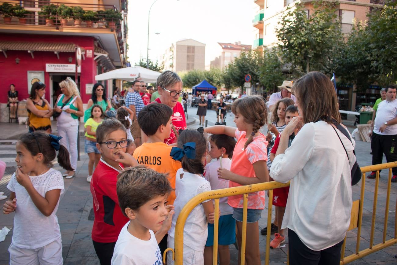 Comida popular 'Paella.. pa todos', que ha reunido en las calles Madrid y Román Gimeno, de Santo Domingo de la Calzada, a 650 personas.