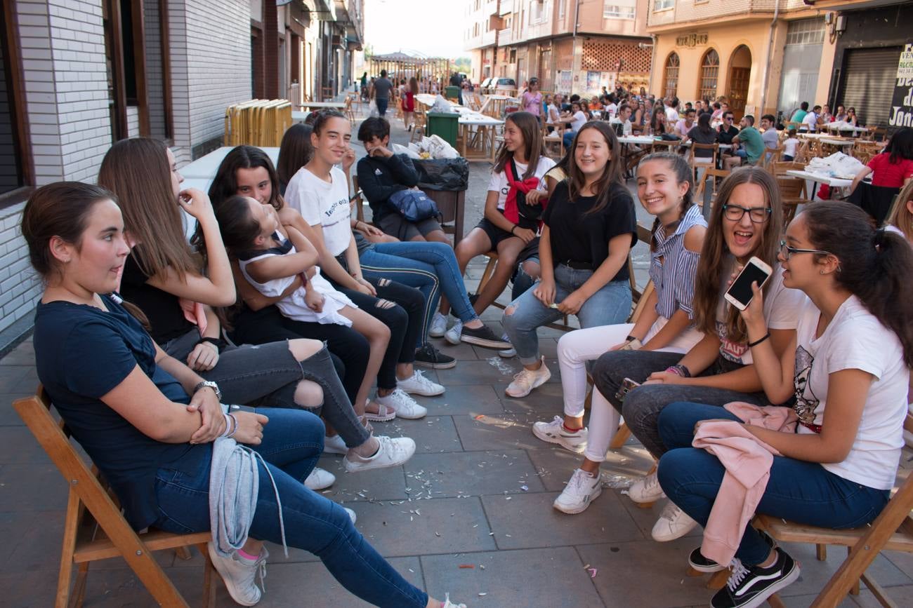 Comida popular 'Paella.. pa todos', que ha reunido en las calles Madrid y Román Gimeno, de Santo Domingo de la Calzada, a 650 personas.