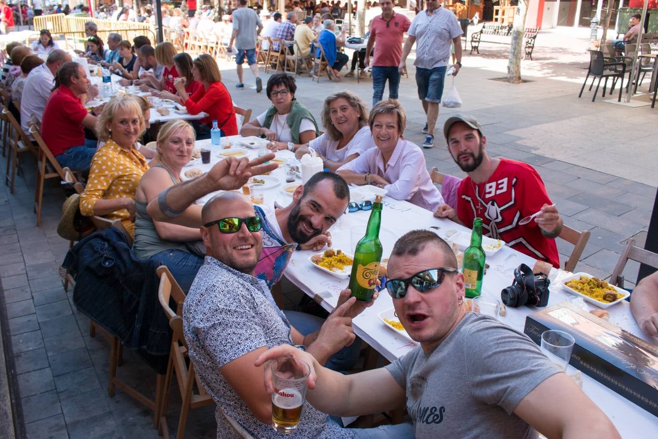 Comida popular 'Paella.. pa todos', que ha reunido en las calles Madrid y Román Gimeno, de Santo Domingo de la Calzada, a 650 personas.