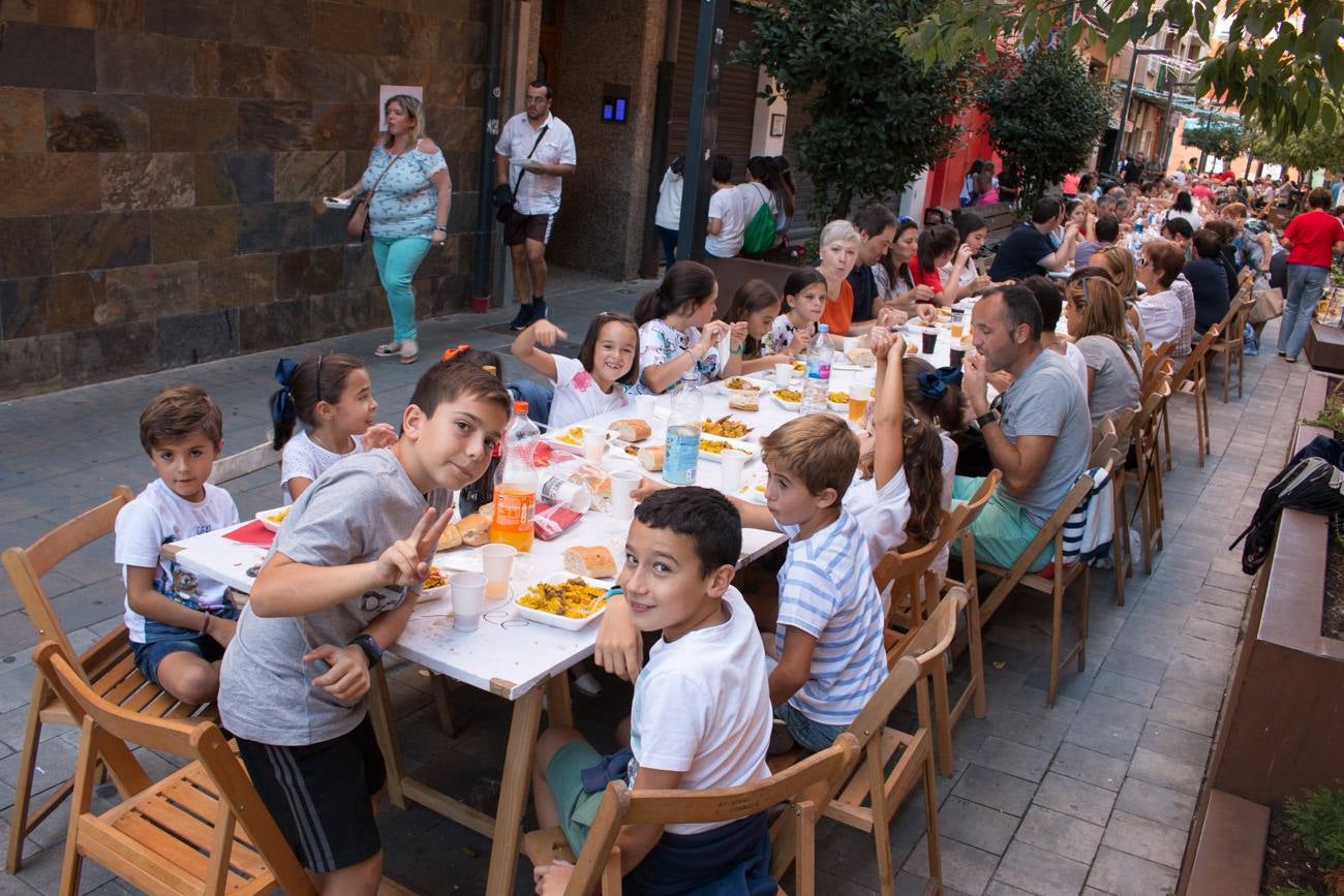 Comida popular 'Paella.. pa todos', que ha reunido en las calles Madrid y Román Gimeno, de Santo Domingo de la Calzada, a 650 personas.