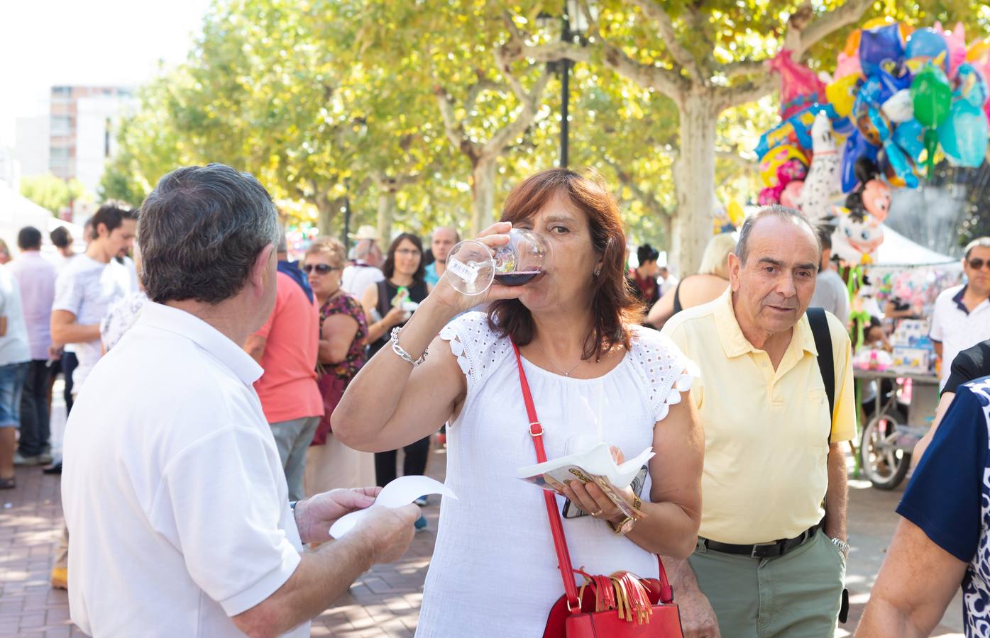 Los asistentes disfrutaron de ricos pinchos y buenos vinos.