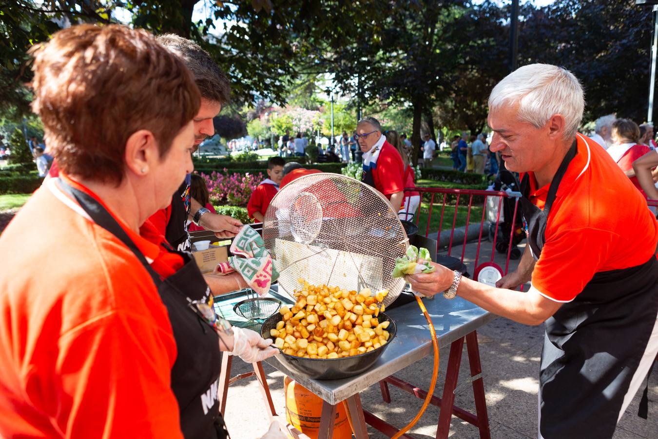 Los asistentes disfrutaron de ricos pinchos y buenos vinos.