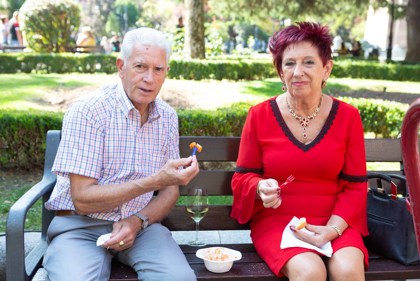 Los asistentes disfrutaron de ricos pinchos y buenos vinos.