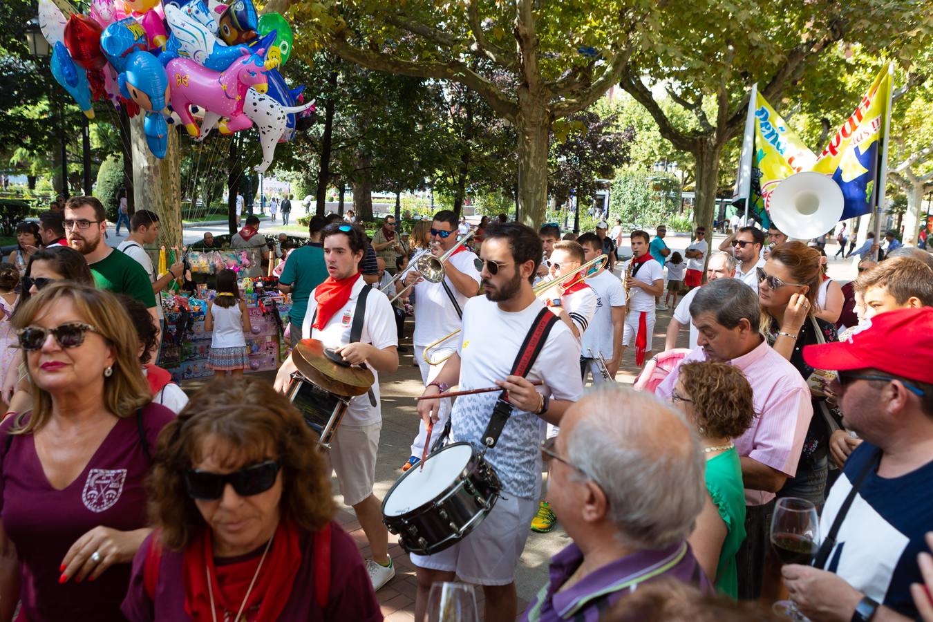 Los asistentes disfrutaron de ricos pinchos y buenos vinos.