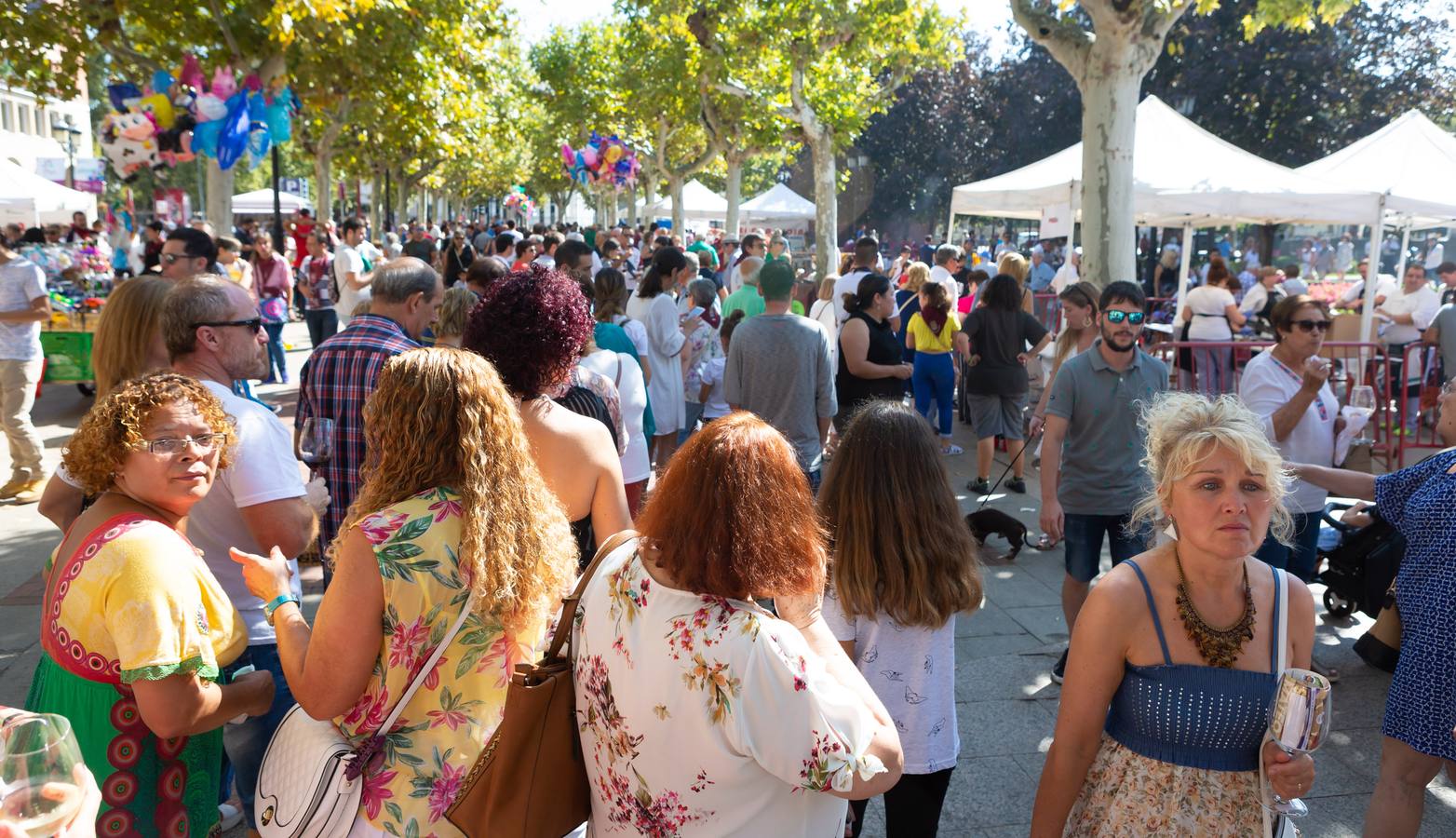 Los asistentes disfrutaron de ricos pinchos y buenos vinos.