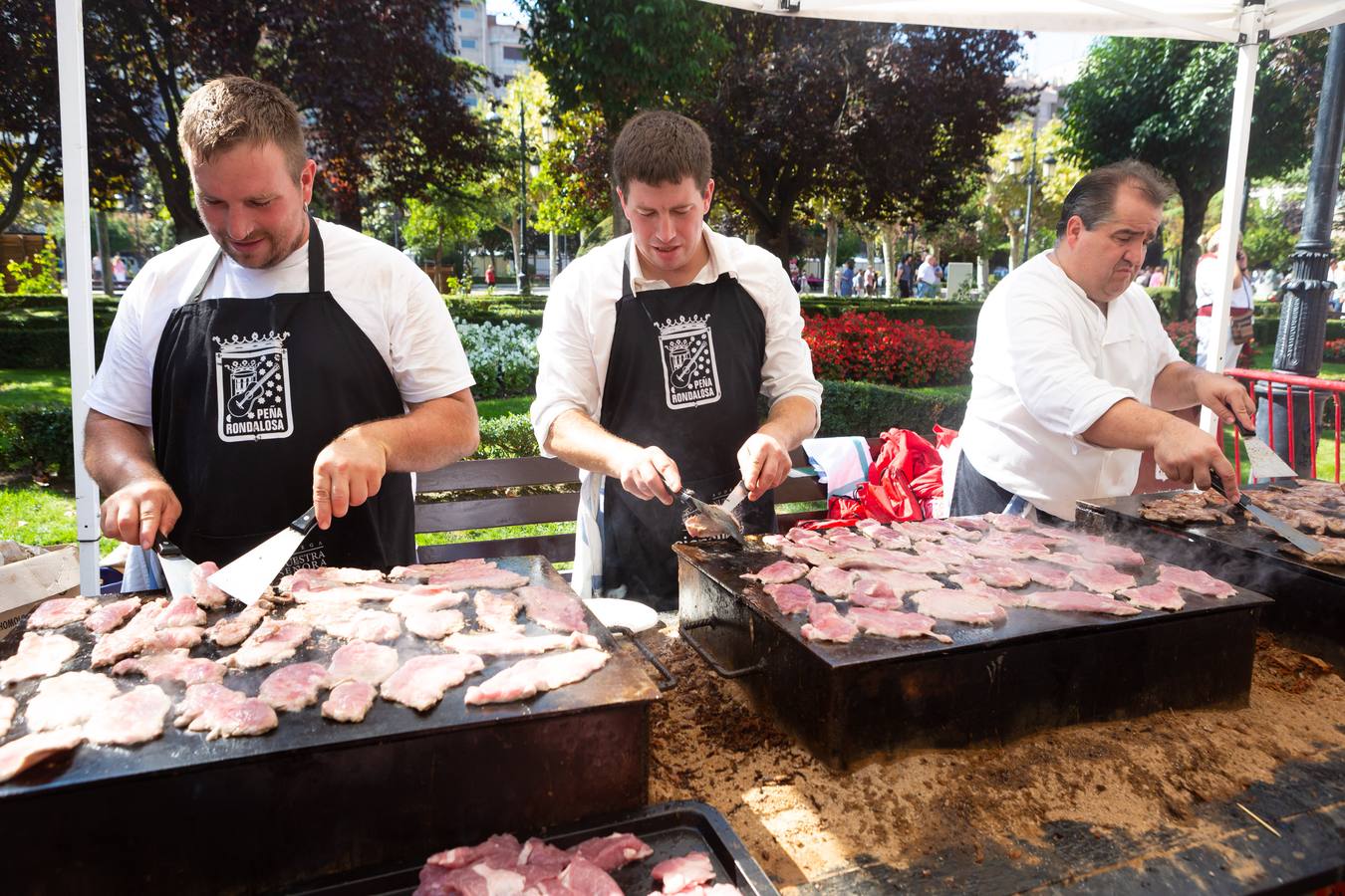 Los asistentes disfrutaron de ricos pinchos y buenos vinos.