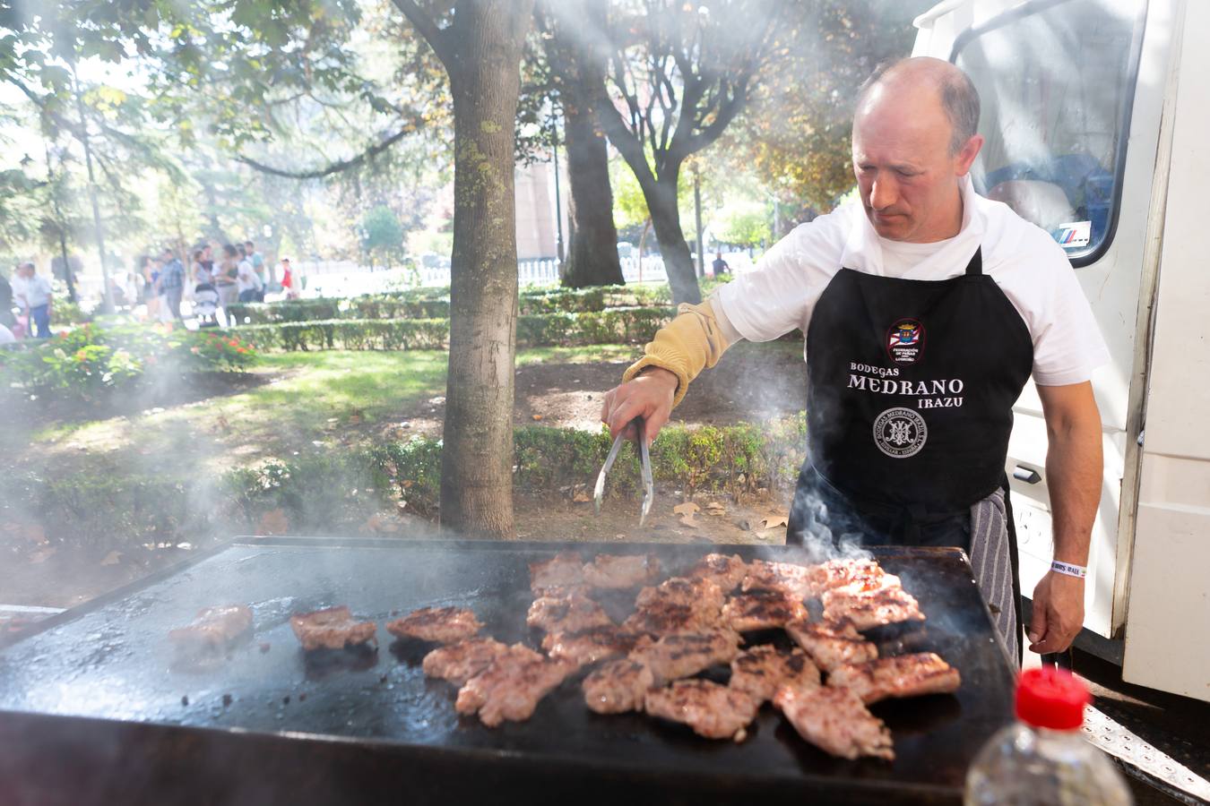 Los asistentes disfrutaron de ricos pinchos y buenos vinos.