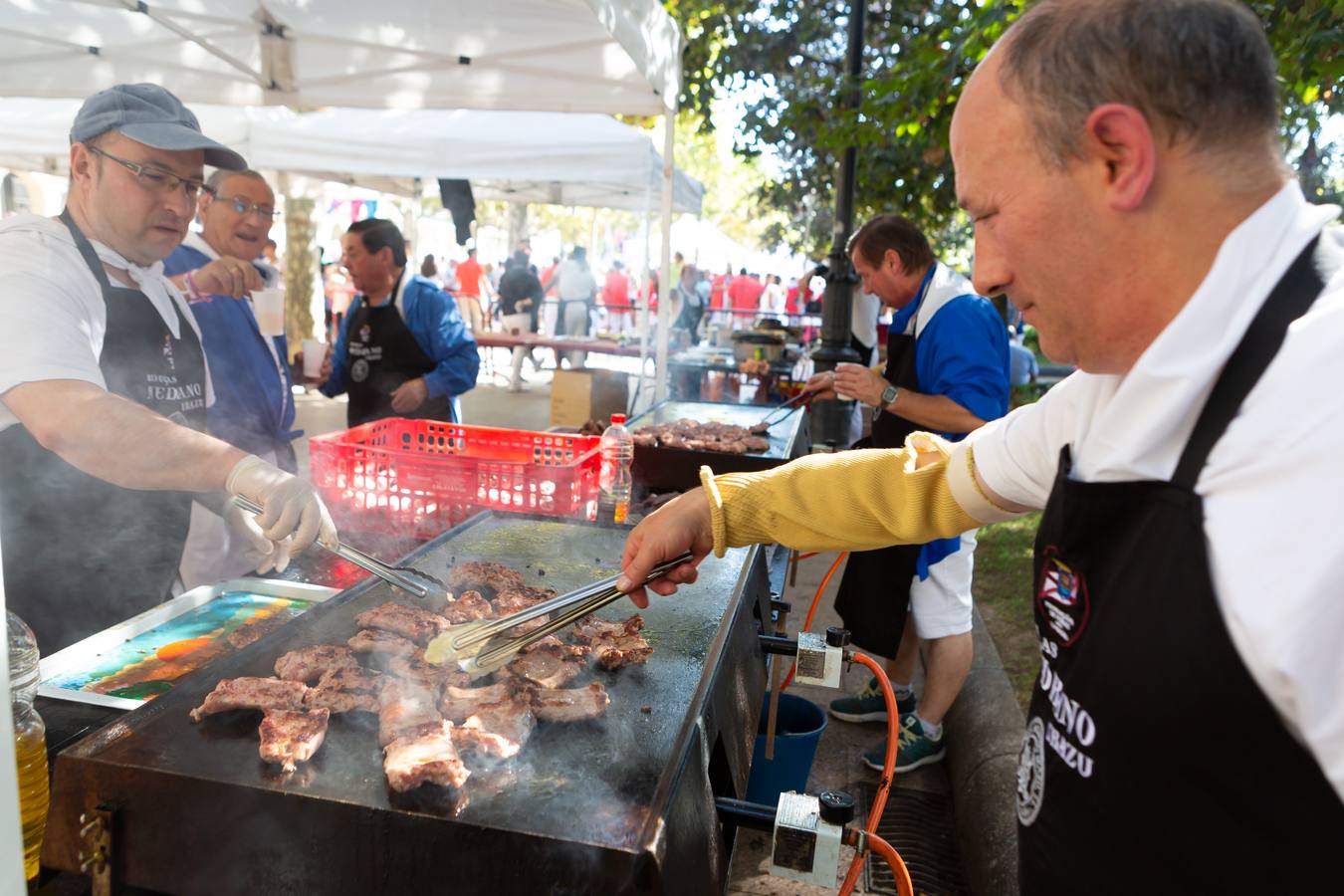 Los asistentes disfrutaron de ricos pinchos y buenos vinos.