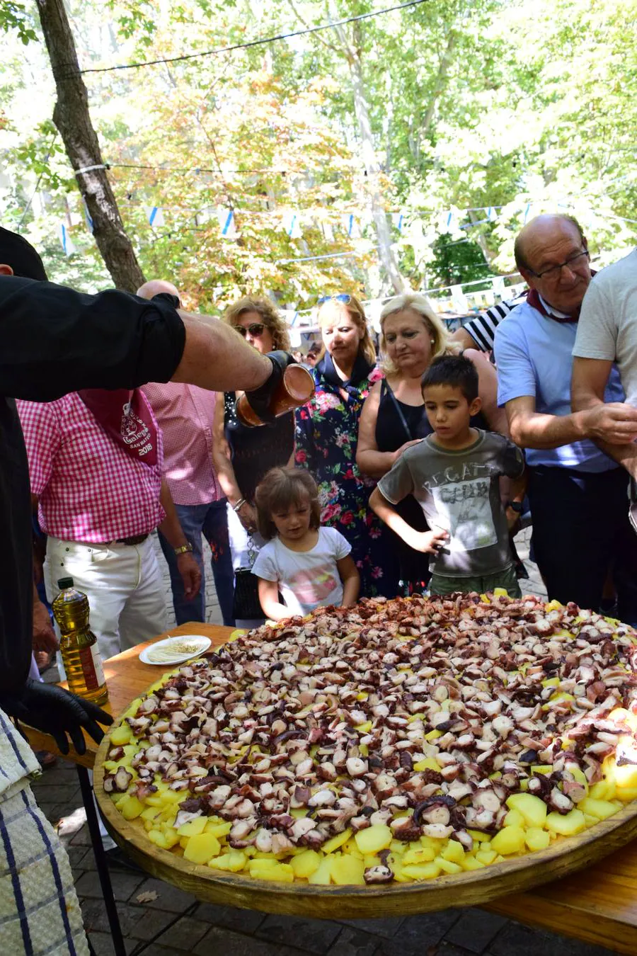 Ambiente en las Casas Regionales, que se han llenado de gente para comer el pulpo.