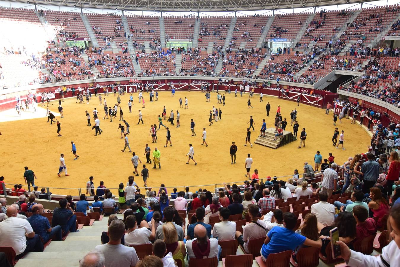 Miles de personas se dieron cita en la plaza de toros de Logroño.