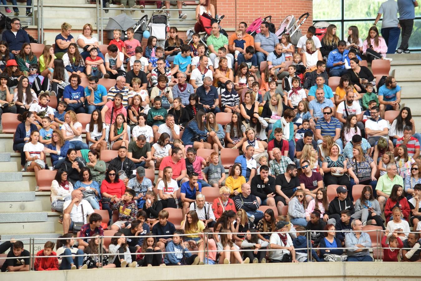 Miles de personas se dieron cita en la plaza de toros de Logroño.