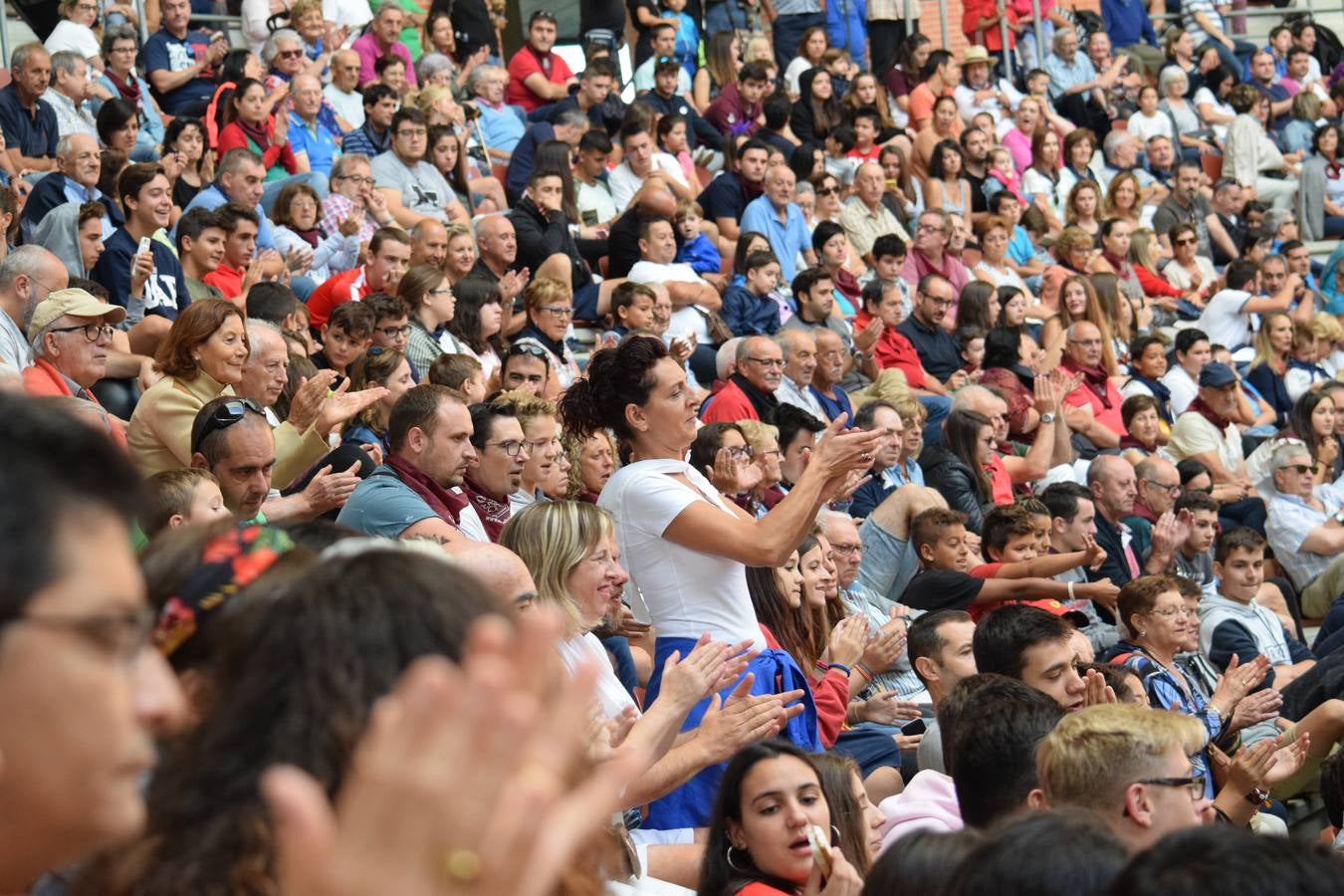 Miles de personas se dieron cita en la plaza de toros de Logroño.