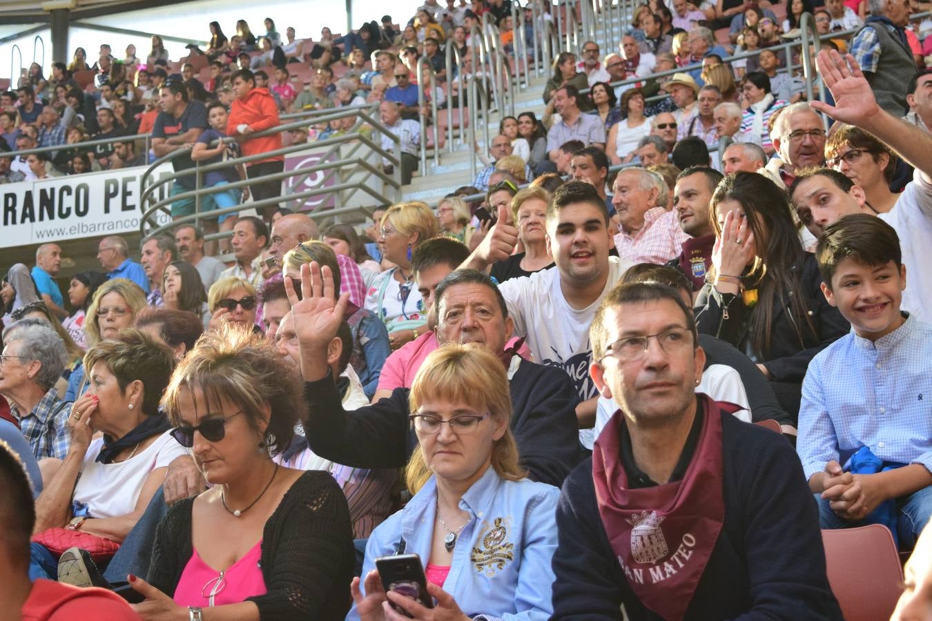 Miles de personas se dieron cita en la plaza de toros de Logroño.