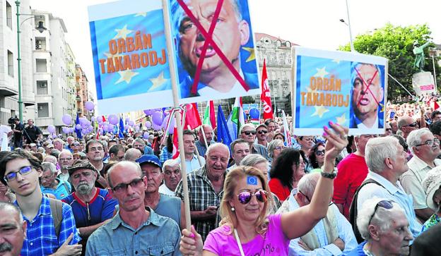 Manifestantes con pancartas contra Orban en Budapest. :: reuters