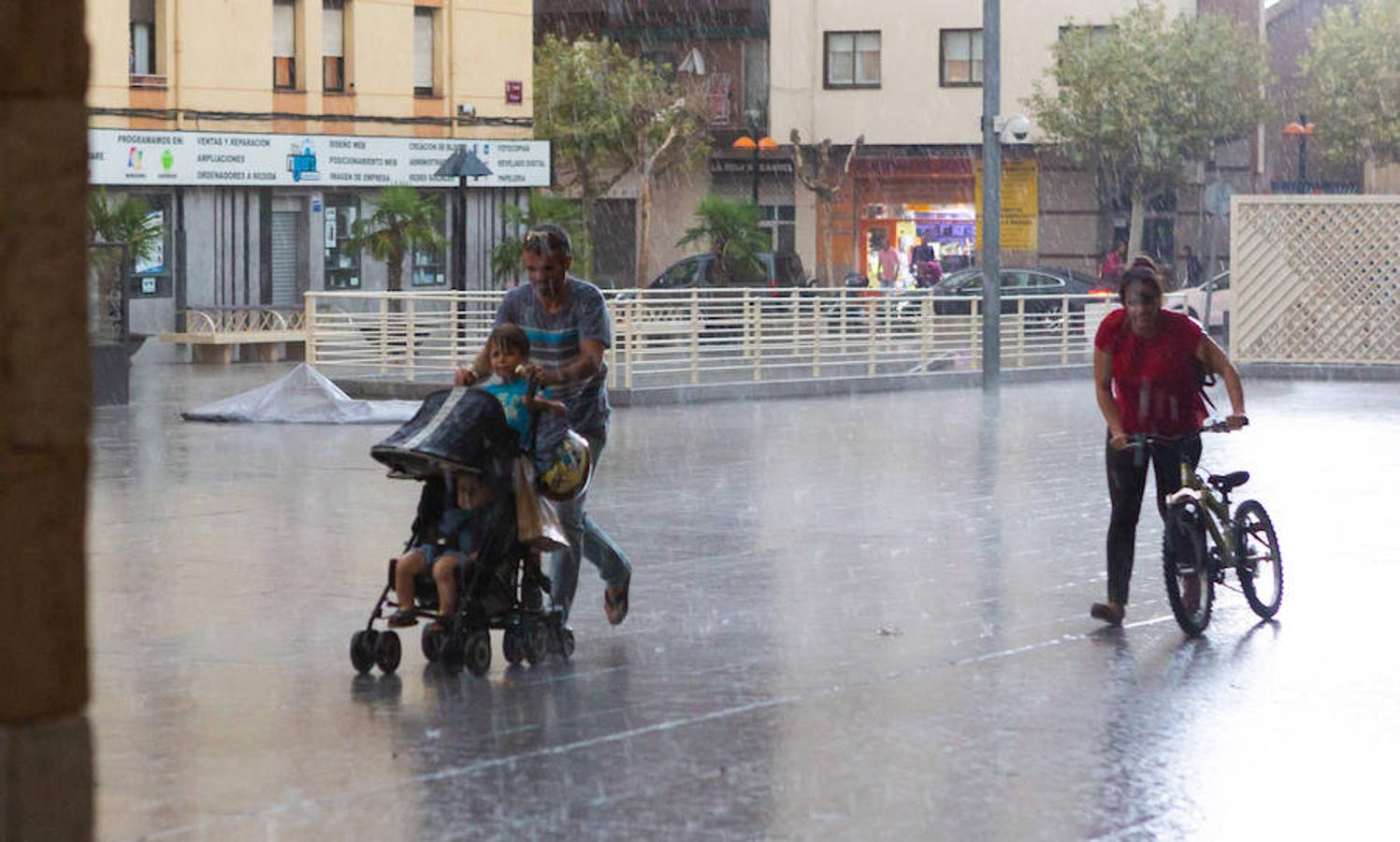 El aguacero que ha caído sobre Logroño se ha convertido en protagonista de estas fiestas de San Mateo. Los planes se han visto trastocados y el trabajo se ha multiplicado para los trabajadores municipales.