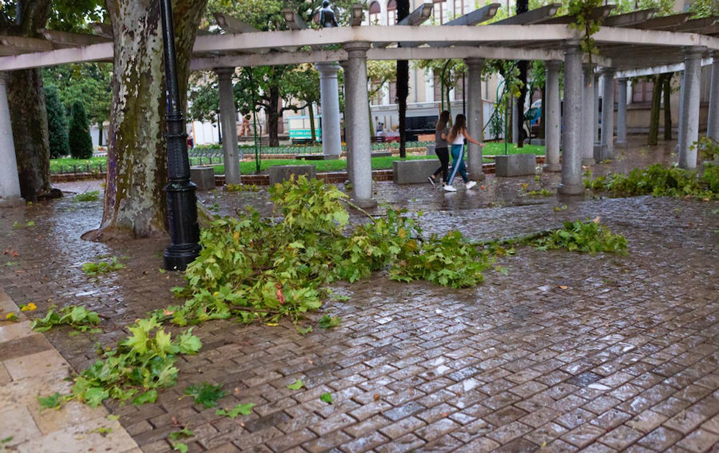 El aguacero que ha caído sobre Logroño se ha convertido en protagonista de estas fiestas de San Mateo. Los planes se han visto trastocados y el trabajo se ha multiplicado para los trabajadores municipales.