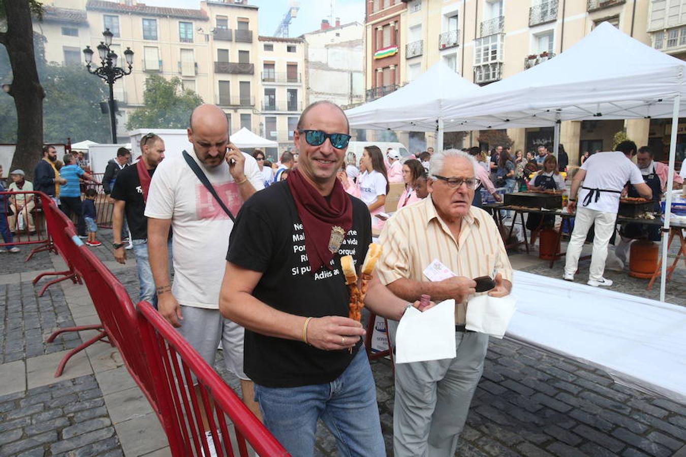 La peña Áster ha sido la encargada de la elaboración de la mañana gastronómica en la Plaza del Mercado de Logroño. Pinchos morunos y choricillo asado han animado a los logroñeses y visitantes a participar del almuerzo.