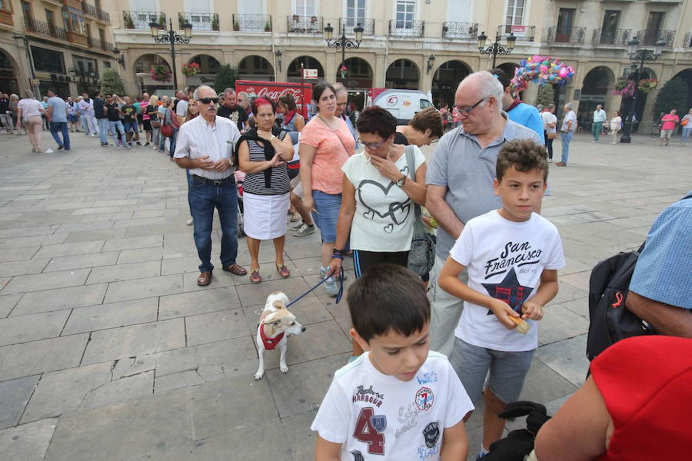 La peña Áster ha sido la encargada de la elaboración de la mañana gastronómica en la Plaza del Mercado de Logroño. Pinchos morunos y choricillo asado han animado a los logroñeses y visitantes a participar del almuerzo.