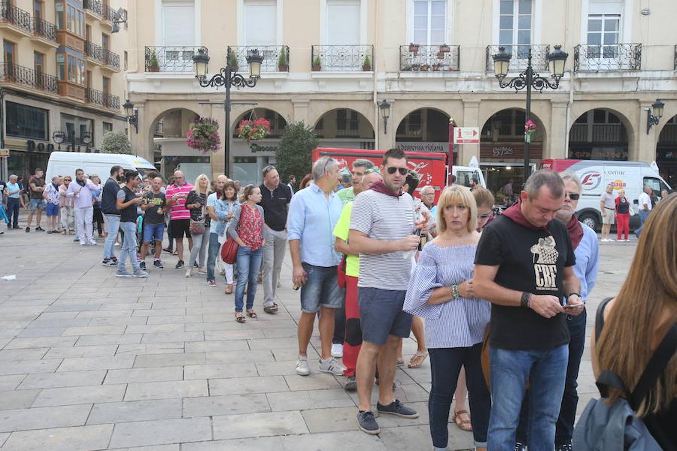 La peña Áster ha sido la encargada de la elaboración de la mañana gastronómica en la Plaza del Mercado de Logroño. Pinchos morunos y choricillo asado han animado a los logroñeses y visitantes a participar del almuerzo.