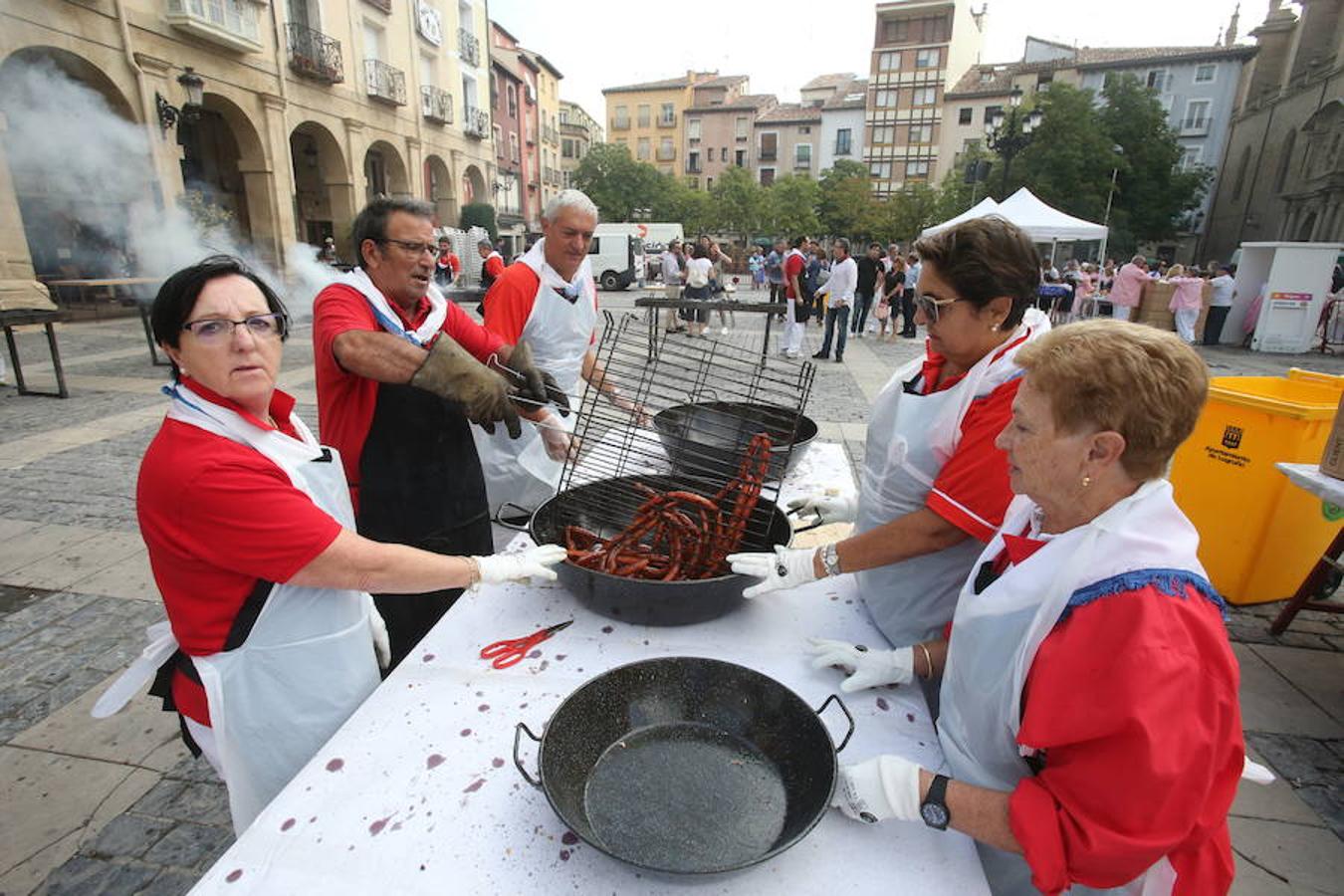 La peña Áster ha sido la encargada de la elaboración de la mañana gastronómica en la Plaza del Mercado de Logroño. Pinchos morunos y choricillo asado han animado a los logroñeses y visitantes a participar del almuerzo.