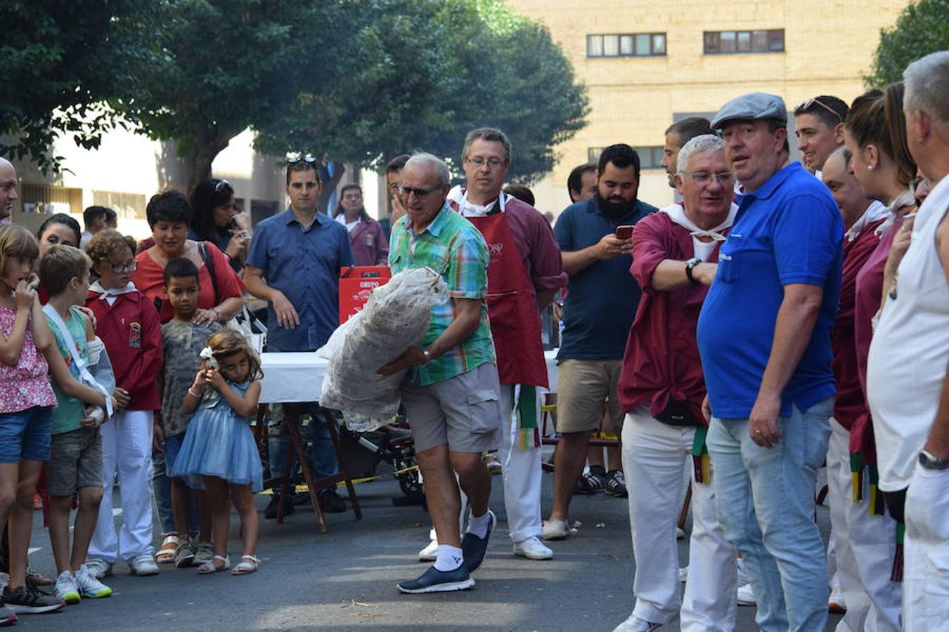 Celebración del VI Concurso de lanzamiento de gavillas organizado por la Peña La Rioja.