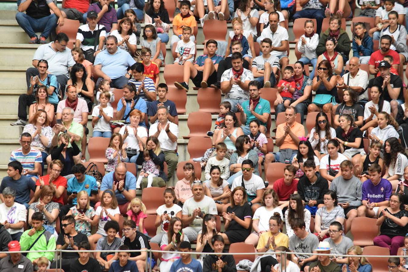Jornada especial en la plaza de toros de Logroño desde primera hora donde ha habido una exhibición del grupo femenino de recortadoras «Damas del Recorte»; otra de las eEscuelas taurinas «Quiero ser Torero como Diego Urdiales» y una suelta de vaquillas. Ganadería Carlos Lumbreras de Lardero.