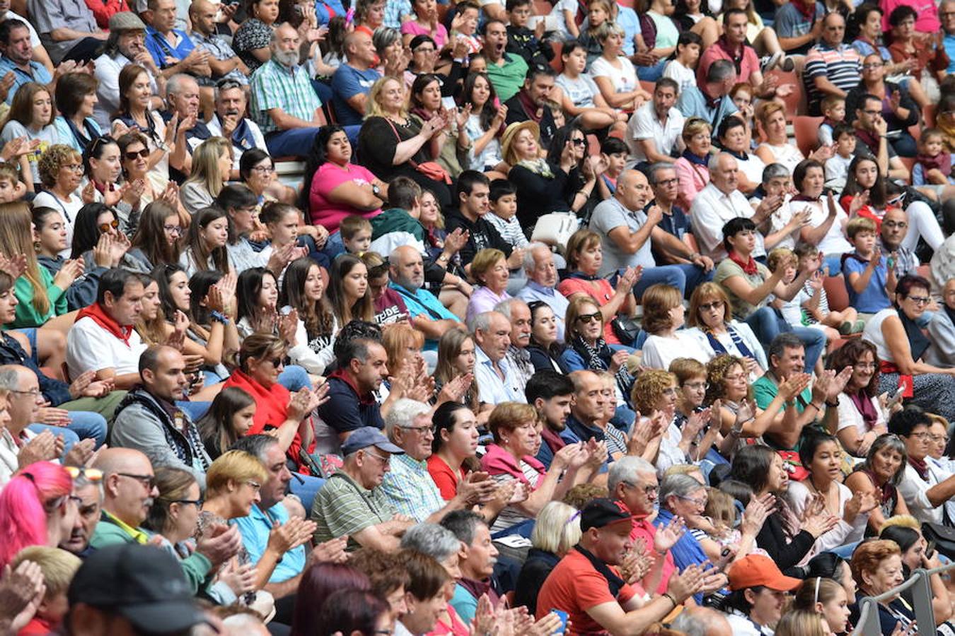 Jornada especial en la plaza de toros de Logroño desde primera hora donde ha habido una exhibición del grupo femenino de recortadoras «Damas del Recorte»; otra de las eEscuelas taurinas «Quiero ser Torero como Diego Urdiales» y una suelta de vaquillas. Ganadería Carlos Lumbreras de Lardero.