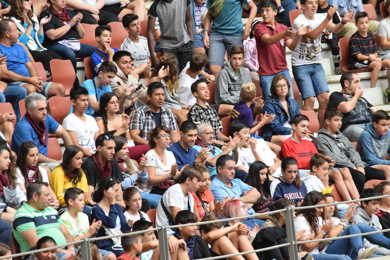 Jornada especial en la plaza de toros de Logroño desde primera hora donde ha habido una exhibición del grupo femenino de recortadoras «Damas del Recorte»; otra de las eEscuelas taurinas «Quiero ser Torero como Diego Urdiales» y una suelta de vaquillas. Ganadería Carlos Lumbreras de Lardero.