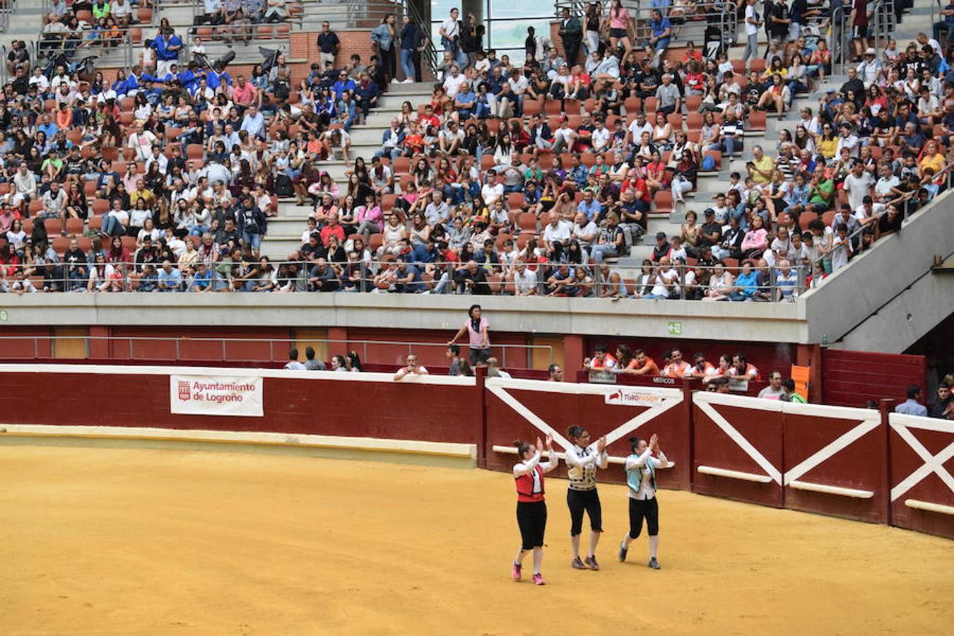Jornada especial en la plaza de toros de Logroño desde primera hora donde ha habido una exhibición del grupo femenino de recortadoras «Damas del Recorte»; otra de las eEscuelas taurinas «Quiero ser Torero como Diego Urdiales» y una suelta de vaquillas. Ganadería Carlos Lumbreras de Lardero.
