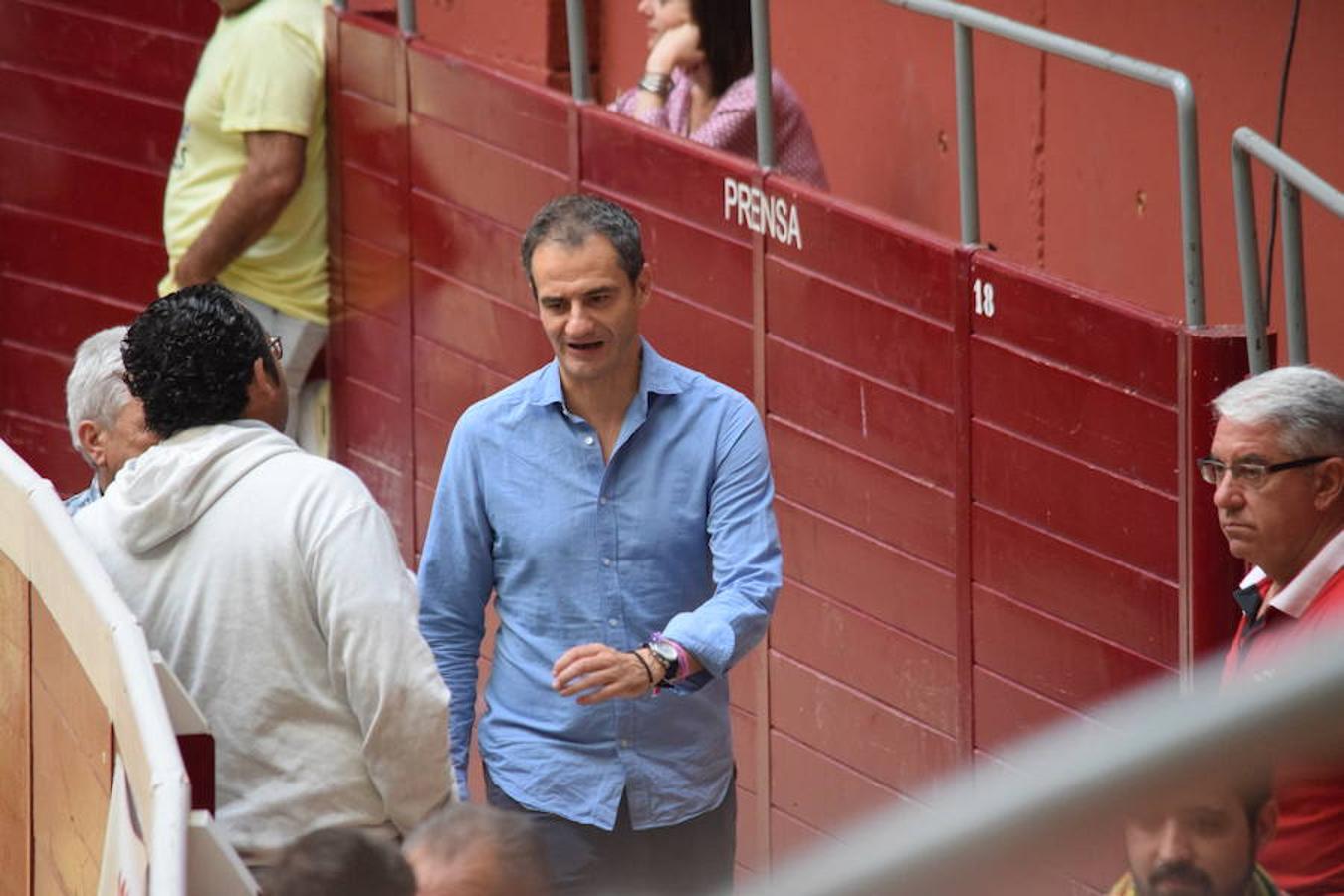 Jornada especial en la plaza de toros de Logroño desde primera hora donde ha habido una exhibición del grupo femenino de recortadoras «Damas del Recorte»; otra de las eEscuelas taurinas «Quiero ser Torero como Diego Urdiales» y una suelta de vaquillas. Ganadería Carlos Lumbreras de Lardero.