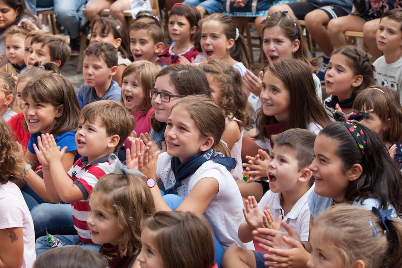 Espectáculo de magia a cargo de Diego Calavia. Bajo el título 'Sorpréndete, que no es poco', el ilusionista se metió en el bolsillo a niños y mayores con su show. 