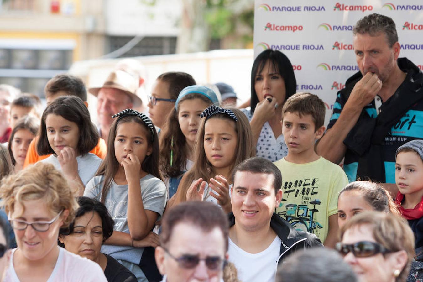 Espectáculo de magia a cargo de Diego Calavia. Bajo el título 'Sorpréndete, que no es poco', el ilusionista se metió en el bolsillo a niños y mayores con su show. 