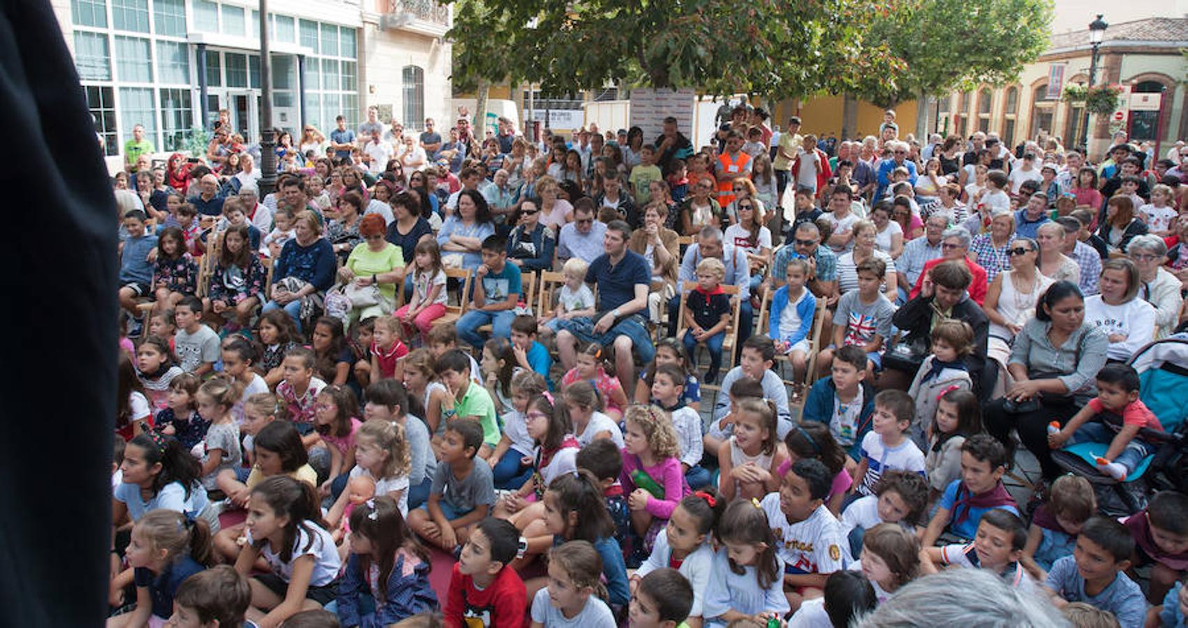 Espectáculo de magia a cargo de Diego Calavia. Bajo el título 'Sorpréndete, que no es poco', el ilusionista se metió en el bolsillo a niños y mayores con su show. 