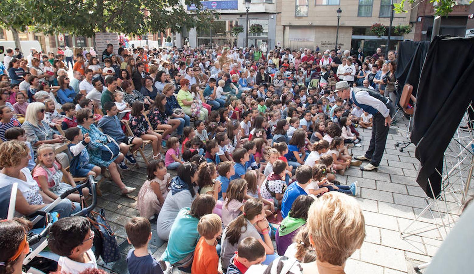 Espectáculo de magia a cargo de Diego Calavia. Bajo el título 'Sorpréndete, que no es poco', el ilusionista se metió en el bolsillo a niños y mayores con su show. 