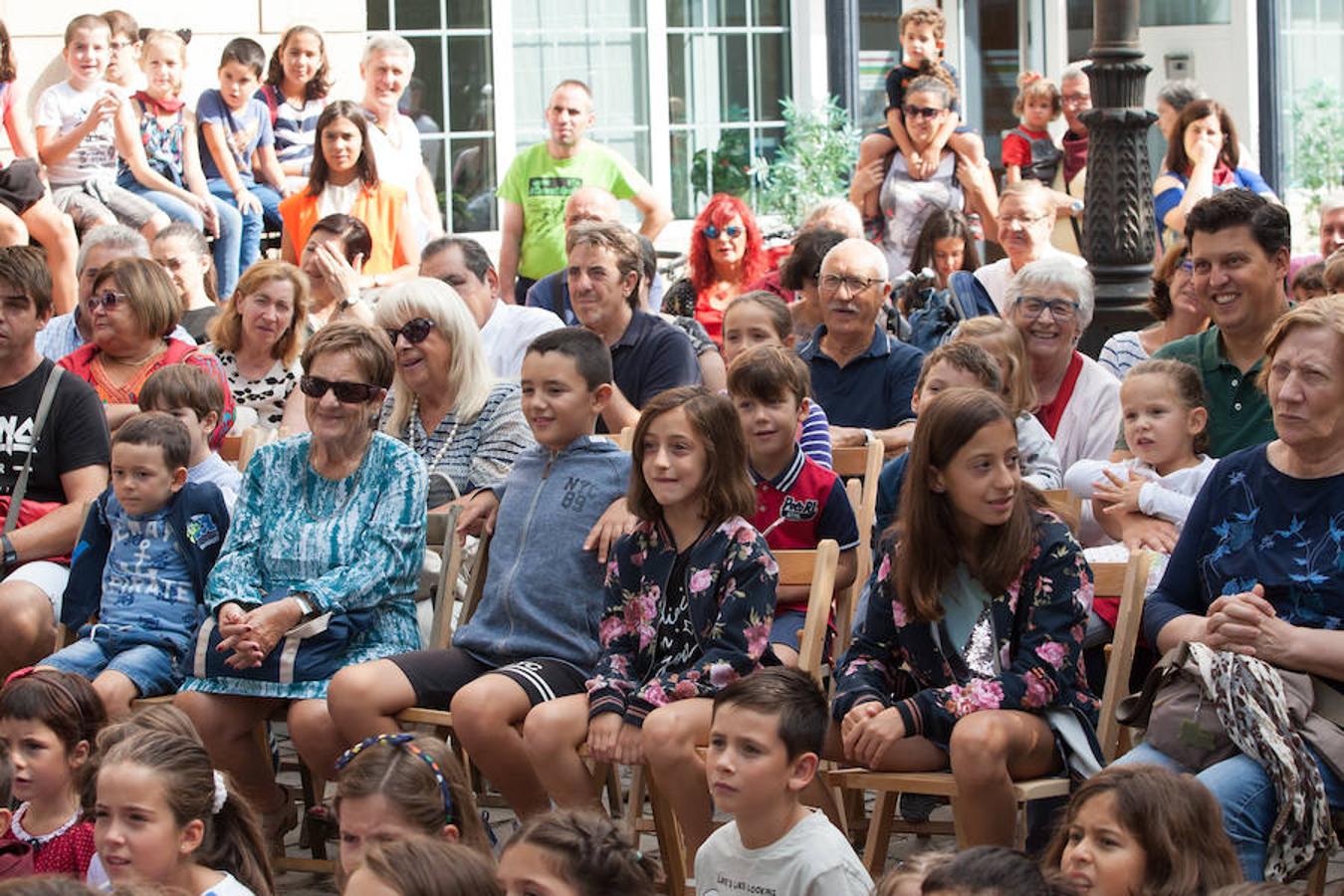 Espectáculo de magia a cargo de Diego Calavia. Bajo el título 'Sorpréndete, que no es poco', el ilusionista se metió en el bolsillo a niños y mayores con su show. 