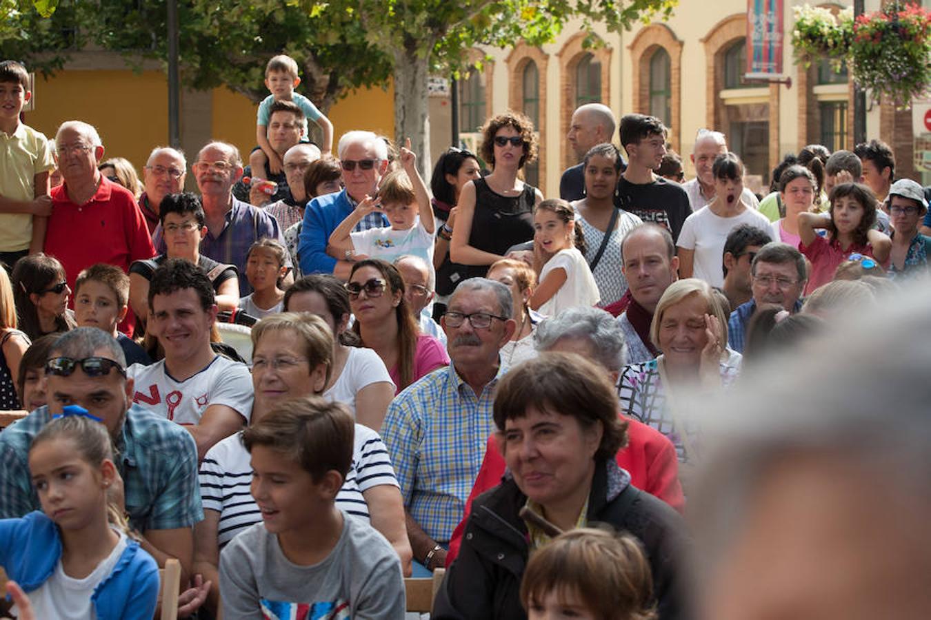 Espectáculo de magia a cargo de Diego Calavia. Bajo el título 'Sorpréndete, que no es poco', el ilusionista se metió en el bolsillo a niños y mayores con su show. 