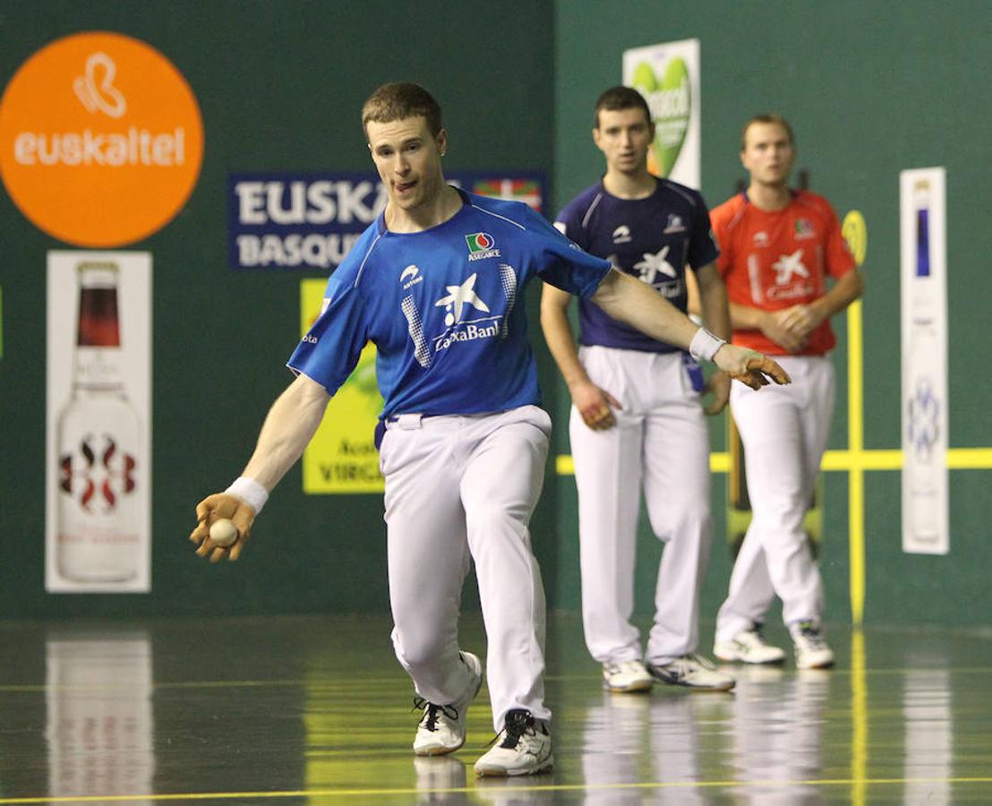 Olaizola II enmendó su borrón en Logroño y avasalló a Víctor en el cruce del torneo de Parejas de la Feria de San Mateo de Pelota. 