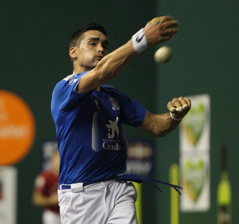 Olaizola II enmendó su borrón en Logroño y avasalló a Víctor en el cruce del torneo de Parejas de la Feria de San Mateo de Pelota. 