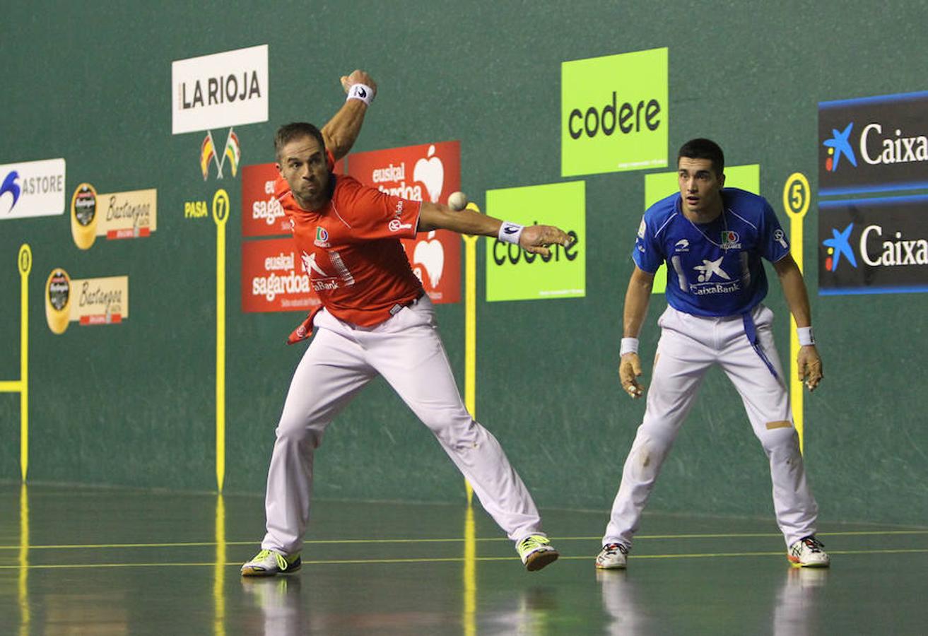 Olaizola II enmendó su borrón en Logroño y avasalló a Víctor en el cruce del torneo de Parejas de la Feria de San Mateo de Pelota. 