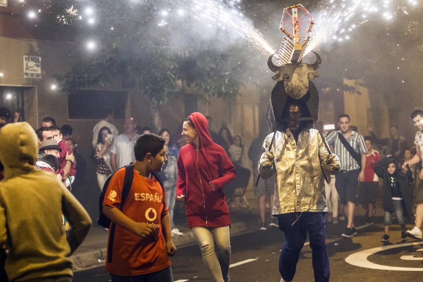 La calle San Matías vivió las carreras para escpar del toro de fuego organizado por la Peña La Rioja