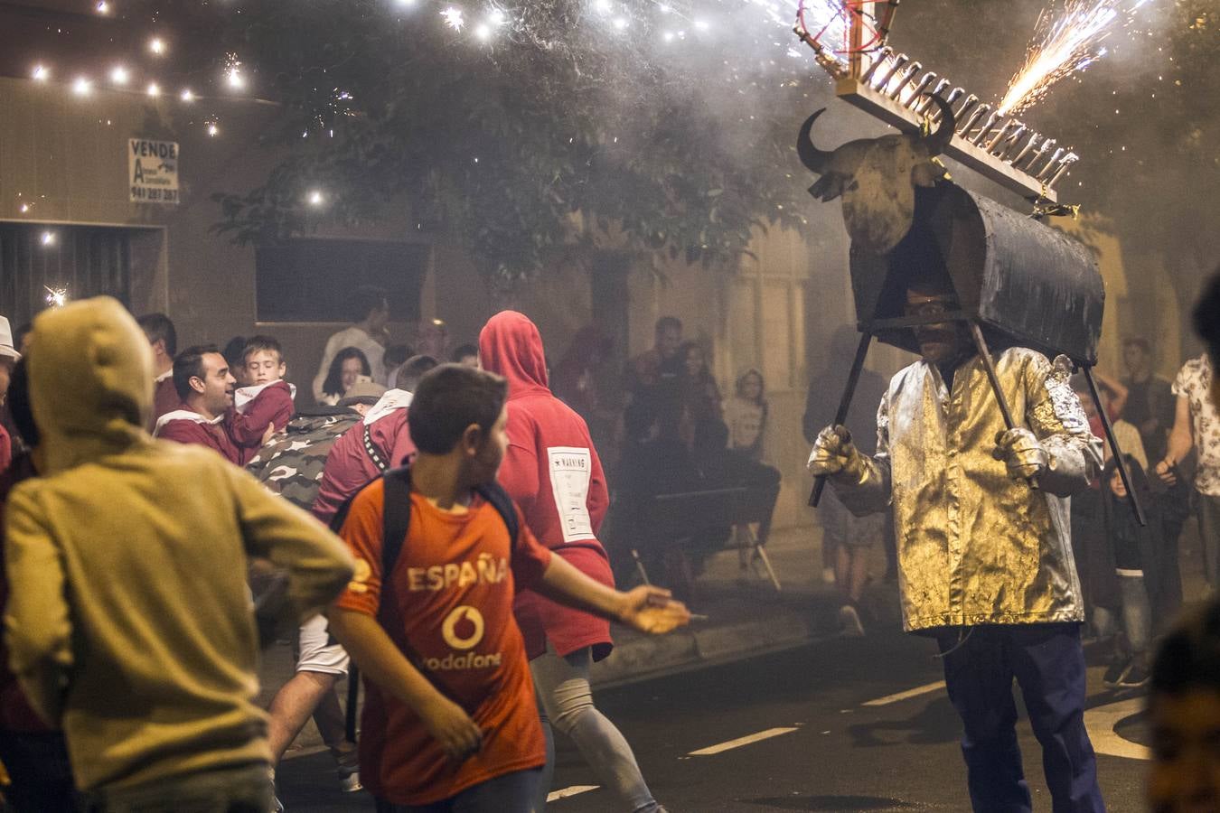 La calle San Matías vivió las carreras para escpar del toro de fuego organizado por la Peña La Rioja