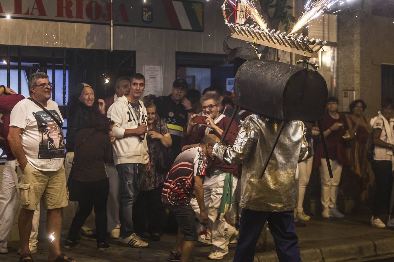 La calle San Matías vivió las carreras para escpar del toro de fuego organizado por la Peña La Rioja