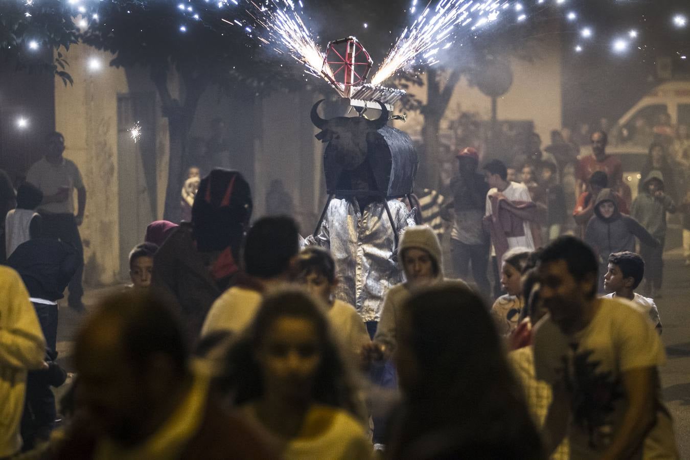 La calle San Matías vivió las carreras para escpar del toro de fuego organizado por la Peña La Rioja