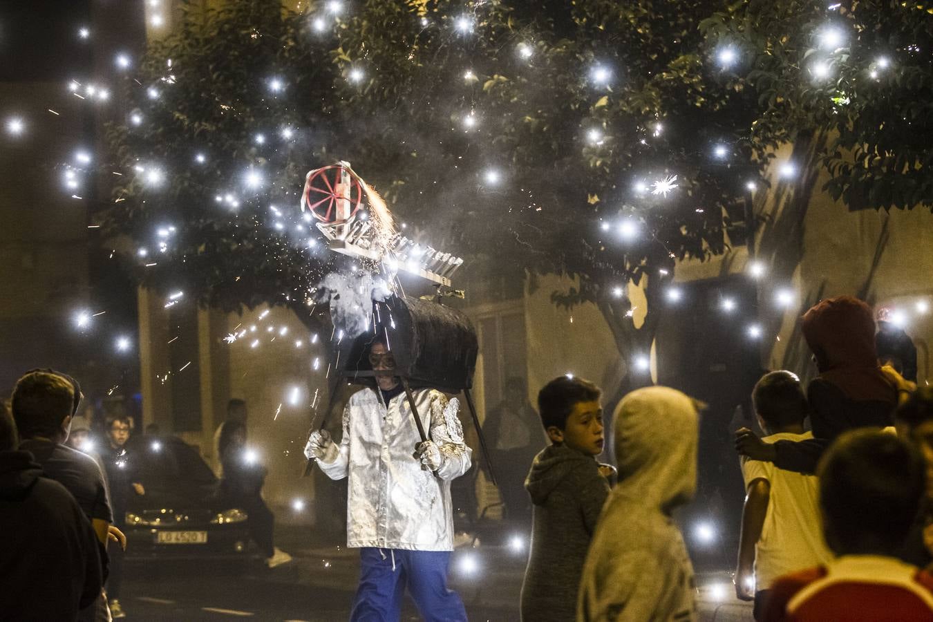 La calle San Matías vivió las carreras para escpar del toro de fuego organizado por la Peña La Rioja