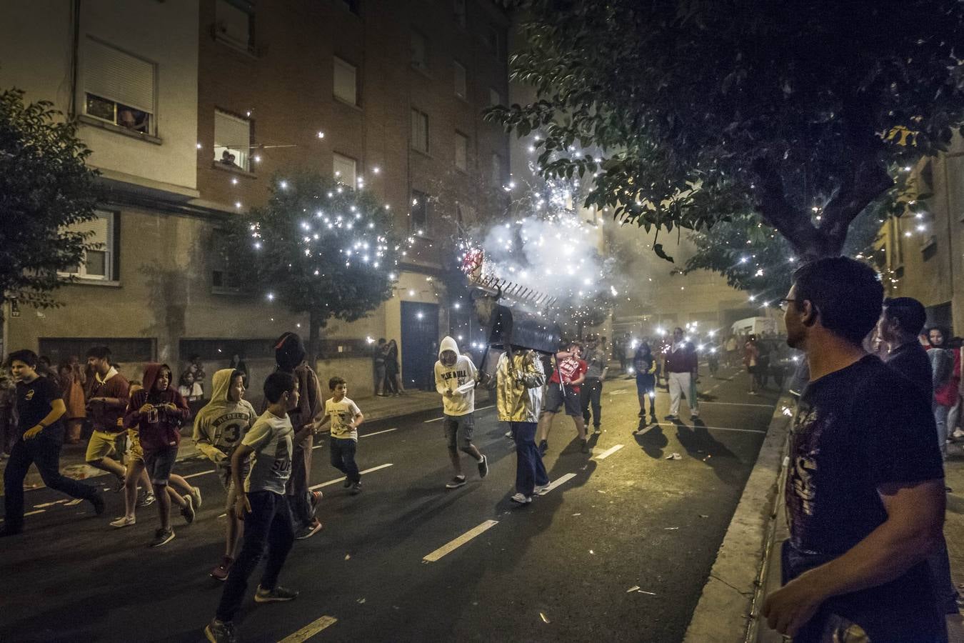 La calle San Matías vivió las carreras para escpar del toro de fuego organizado por la Peña La Rioja