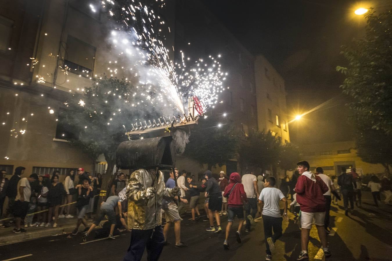 La calle San Matías vivió las carreras para escpar del toro de fuego organizado por la Peña La Rioja