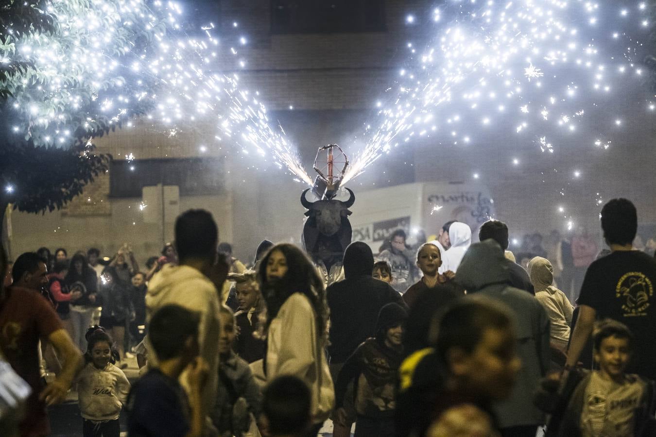 La calle San Matías vivió las carreras para escpar del toro de fuego organizado por la Peña La Rioja