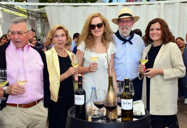 Felipe Frías, Gloria Monge, Sara Agós y Anabel Gómez, de Bodegas Riojanas, brindando con blanco 'Monte Real' con Thomas Perry. :: miguel herreros